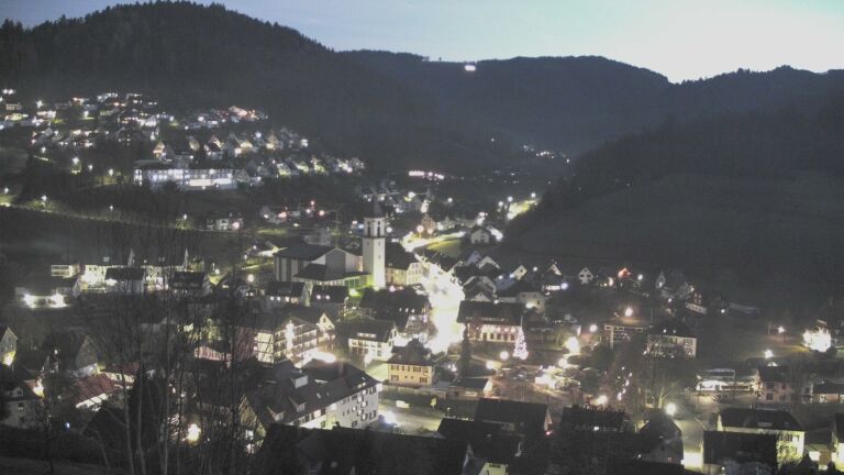 Dieses Bild zeigt eine Webcam-Aufnahme von Ottenhöfen, aufgenommen am Freitag, den 12.12.2025 um 17:20 Uhr