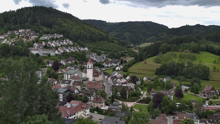 Dieses Bild zeigt eine Webcam-Aufnahme von Ottenhöfen, aufgenommen am Donnerstag, den 11.06.2026 um 17:10 Uhr