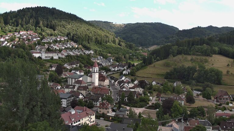 Dieses Bild zeigt eine Webcam-Aufnahme von Ottenhöfen, aufgenommen am Montag, den 27.07.2026 um 18:20 Uhr