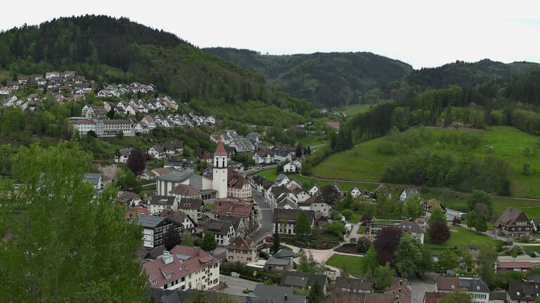 Dieses Bild zeigt eine Webcam-Aufnahme von Ottenhöfen, aufgenommen am Dienstag, den 28.04.2026 um 19:10 Uhr