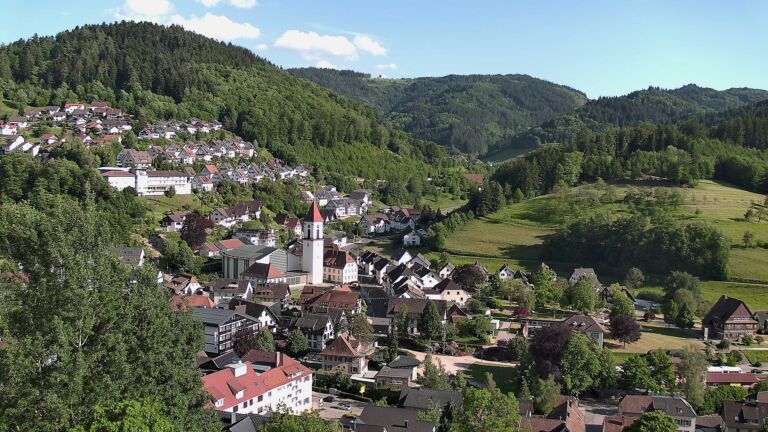 Dieses Bild zeigt eine Webcam-Aufnahme von Ottenhöfen, aufgenommen am Samstag, den 23.05.2026 um 18:10 Uhr