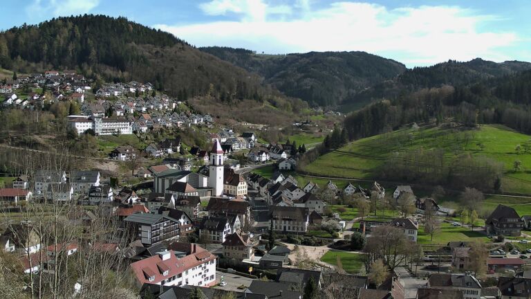 Dieses Bild zeigt eine Webcam-Aufnahme von Ottenhöfen, aufgenommen am Montag, den 06.04.2026 um 16:50 Uhr