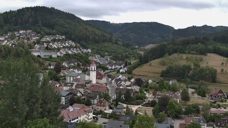 Dieses Bild zeigt eine Webcam-Aufnahme von Ottenhöfen, aufgenommen am Dienstag, den 25.08.2026 um 13:10 Uhr