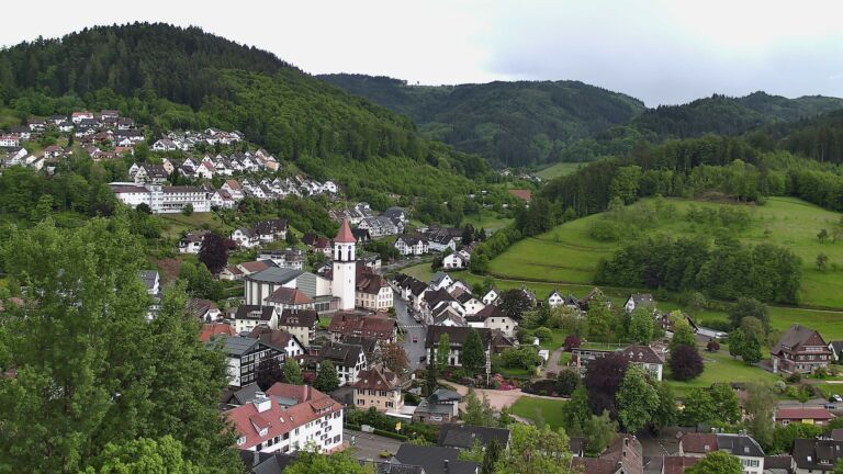 Dieses Bild zeigt eine Webcam-Aufnahme von Ottenhöfen, aufgenommen am Freitag, den 15.05.2026 um 17:30 Uhr