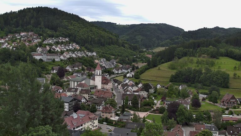 Dieses Bild zeigt eine Webcam-Aufnahme von Ottenhöfen, aufgenommen am Samstag, den 06.06.2026 um 18:30 Uhr