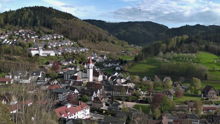 Dieses Bild zeigt eine Webcam-Aufnahme von Ottenhöfen, aufgenommen am Donnerstag, den 16.04.2026 um 18:20 Uhr