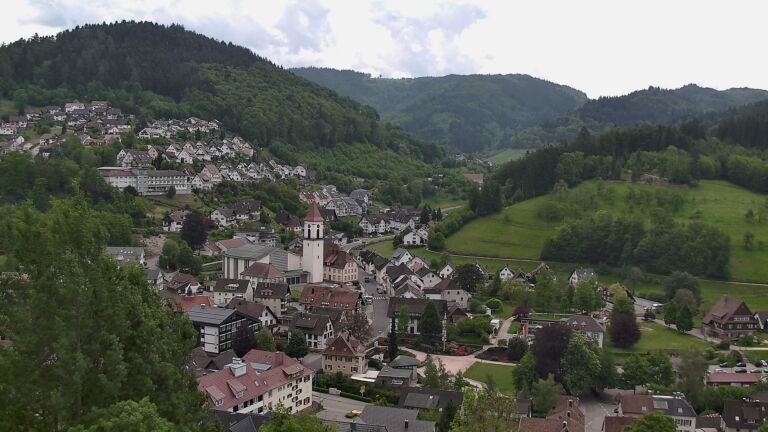 Dieses Bild zeigt eine Webcam-Aufnahme von Ottenhöfen, aufgenommen am Sonntag, den 10.05.2026 um 13:20 Uhr