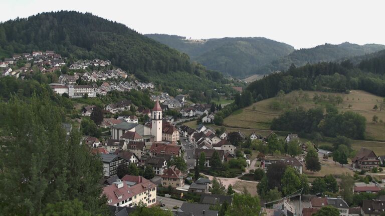 Dieses Bild zeigt eine Webcam-Aufnahme von Ottenhöfen, aufgenommen am Freitag, den 31.07.2026 um 18:20 Uhr