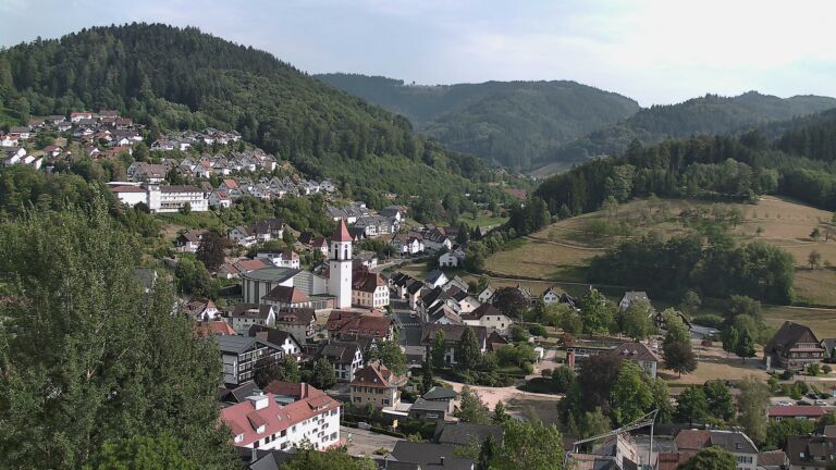 Dieses Bild zeigt eine Webcam-Aufnahme von Ottenhöfen, aufgenommen am Freitag, den 31.07.2026 um 17:50 Uhr