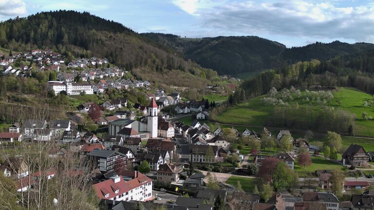 Dieses Bild zeigt eine Webcam-Aufnahme von Ottenhöfen, aufgenommen am Donnerstag, den 16.04.2026 um 18:10 Uhr