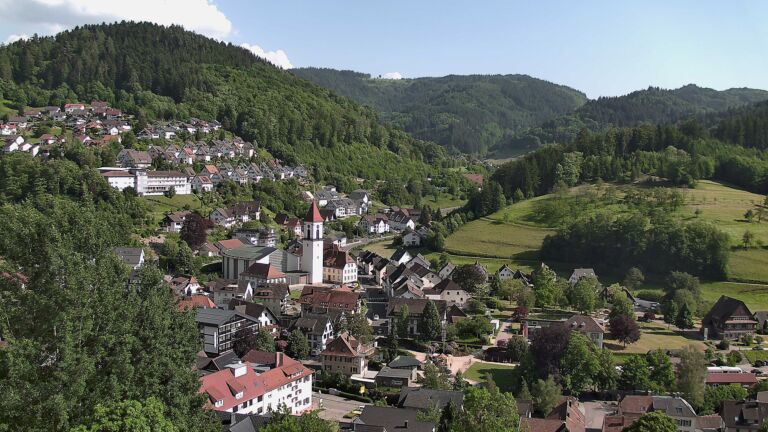 Dieses Bild zeigt eine Webcam-Aufnahme von Ottenhöfen, aufgenommen am Montag, den 25.05.2026 um 17:10 Uhr