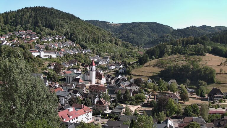 Dieses Bild zeigt eine Webcam-Aufnahme von Ottenhöfen, aufgenommen am Mittwoch, den 12.08.2026 um 17:10 Uhr