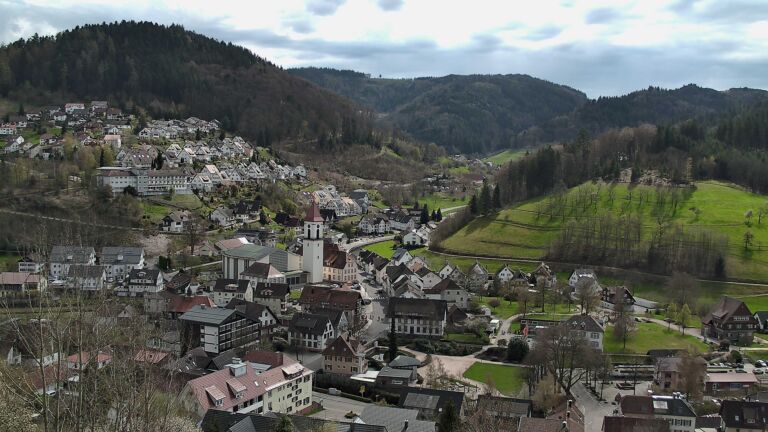 Dieses Bild zeigt eine Webcam-Aufnahme von Ottenhöfen, aufgenommen am Sonntag, den 05.04.2026 um 14:00 Uhr