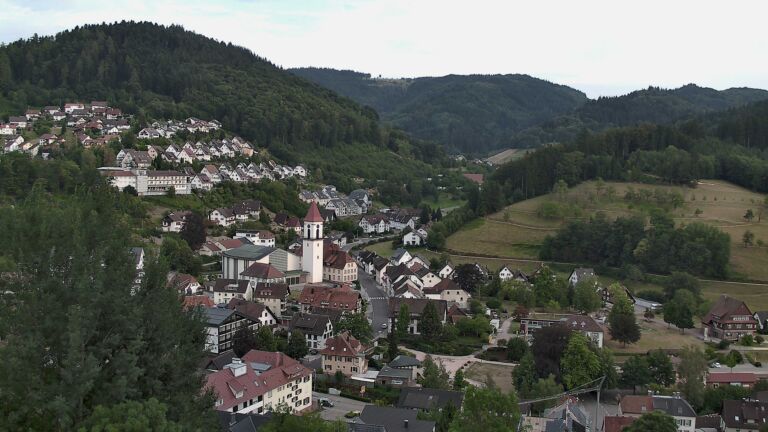 Dieses Bild zeigt eine Webcam-Aufnahme von Ottenhöfen, aufgenommen am Montag, den 03.08.2026 um 19:50 Uhr