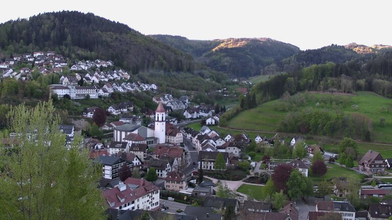 Dieses Bild zeigt eine Webcam-Aufnahme von Ottenhöfen, aufgenommen am Samstag, den 25.04.2026 um 07:00 Uhr