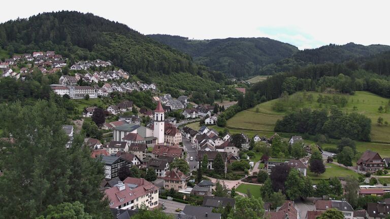 Dieses Bild zeigt eine Webcam-Aufnahme von Ottenhöfen, aufgenommen am Freitag, den 05.06.2026 um 17:40 Uhr