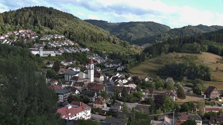 Dieses Bild zeigt eine Webcam-Aufnahme von Ottenhöfen, aufgenommen am Montag, den 27.07.2026 um 19:30 Uhr