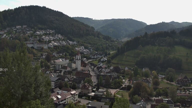 Dieses Bild zeigt eine Webcam-Aufnahme von Ottenhöfen, aufgenommen am Sonntag, den 04.10.2026 um 13:10 Uhr