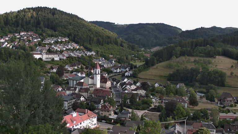 Dieses Bild zeigt eine Webcam-Aufnahme von Ottenhöfen, aufgenommen am Mittwoch, den 05.08.2026 um 18:50 Uhr