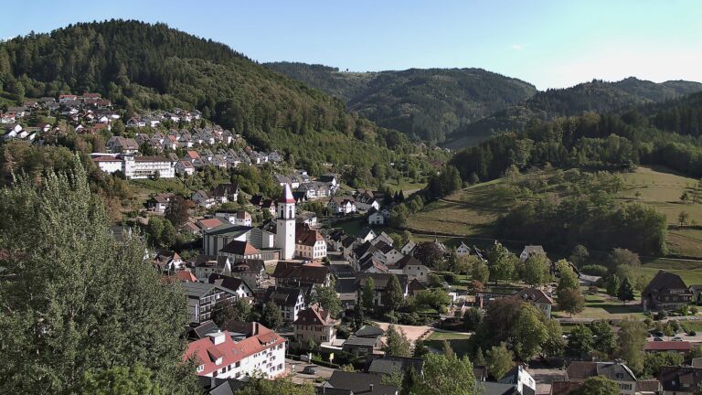 Dieses Bild zeigt eine Webcam-Aufnahme von Ottenhöfen, aufgenommen am Dienstag, den 08.09.2026 um 17:00 Uhr