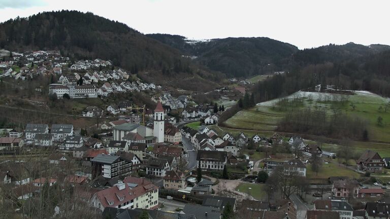 Dieses Bild zeigt eine Webcam-Aufnahme von Ottenhöfen, aufgenommen am Freitag, den 09.01.2026 um 13:20 Uhr