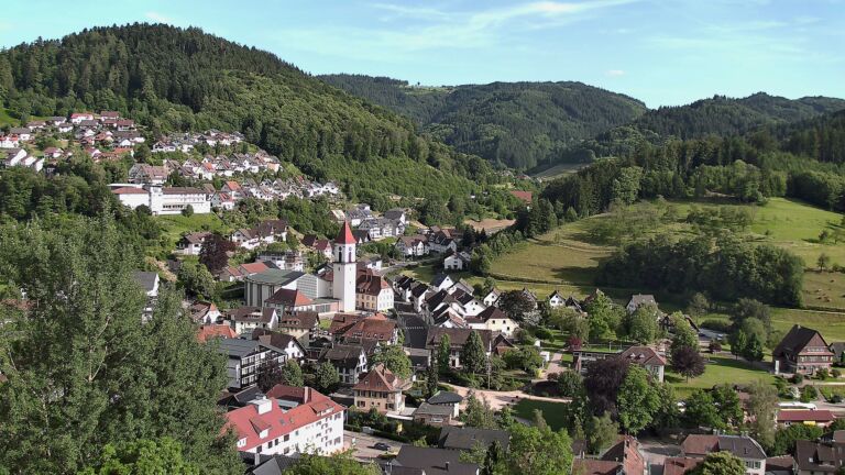 Dieses Bild zeigt eine Webcam-Aufnahme von Ottenhöfen, aufgenommen am Sonntag, den 07.06.2026 um 18:30 Uhr