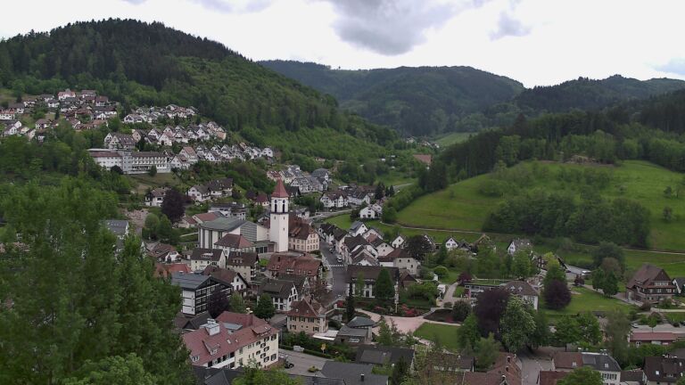 Dieses Bild zeigt eine Webcam-Aufnahme von Ottenhöfen, aufgenommen am Dienstag, den 05.05.2026 um 17:20 Uhr