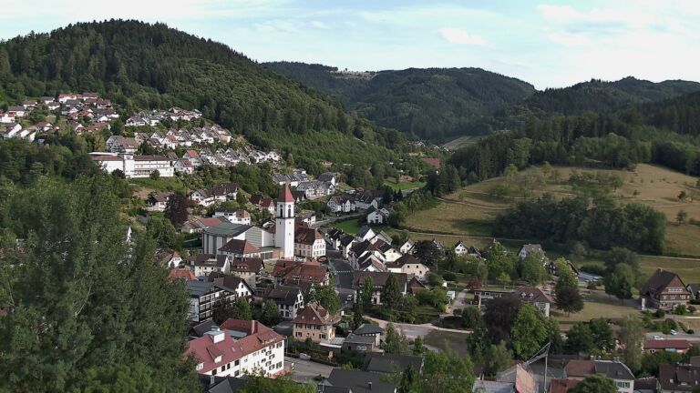 Dieses Bild zeigt eine Webcam-Aufnahme von Ottenhöfen, aufgenommen am Montag, den 13.07.2026 um 19:00 Uhr