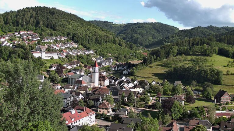 Dieses Bild zeigt eine Webcam-Aufnahme von Ottenhöfen, aufgenommen am Freitag, den 05.06.2026 um 18:50 Uhr
