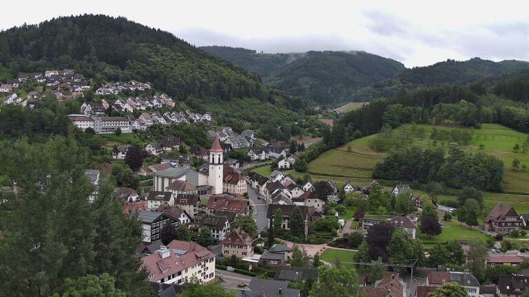 Dieses Bild zeigt eine Webcam-Aufnahme von Ottenhöfen, aufgenommen am Freitag, den 12.06.2026 um 19:00 Uhr