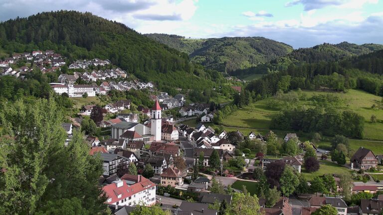 Dieses Bild zeigt eine Webcam-Aufnahme von Ottenhöfen, aufgenommen am Sonntag, den 17.05.2026 um 19:00 Uhr