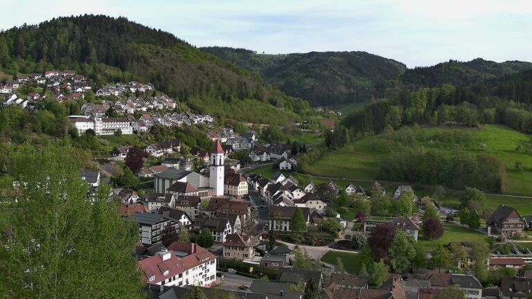 Dieses Bild zeigt eine Webcam-Aufnahme von Ottenhöfen, aufgenommen am Montag, den 27.04.2026 um 18:40 Uhr