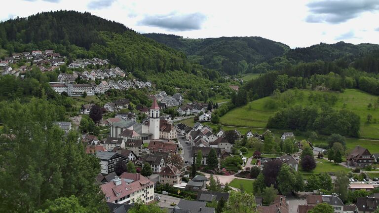 Dieses Bild zeigt eine Webcam-Aufnahme von Ottenhöfen, aufgenommen am Sonntag, den 17.05.2026 um 14:40 Uhr