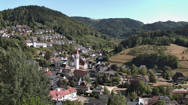 Dieses Bild zeigt eine Webcam-Aufnahme von Ottenhöfen, aufgenommen am Mittwoch, den 12.08.2026 um 17:00 Uhr
