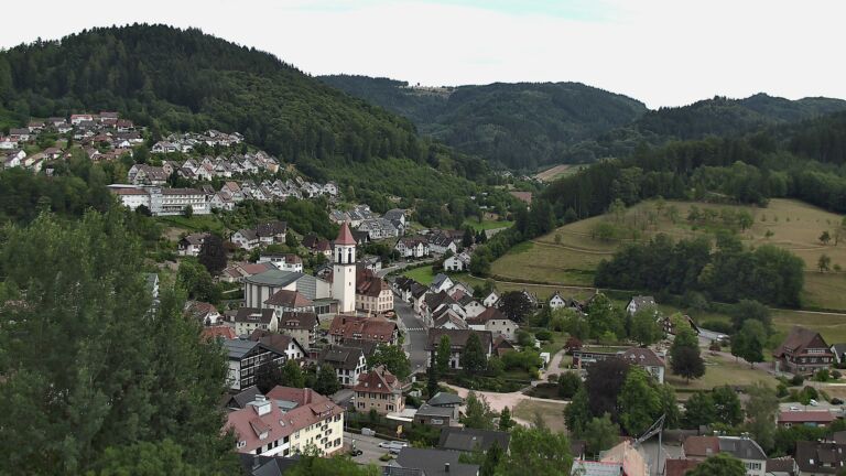 Dieses Bild zeigt eine Webcam-Aufnahme von Ottenhöfen, aufgenommen am Montag, den 13.07.2026 um 17:10 Uhr
