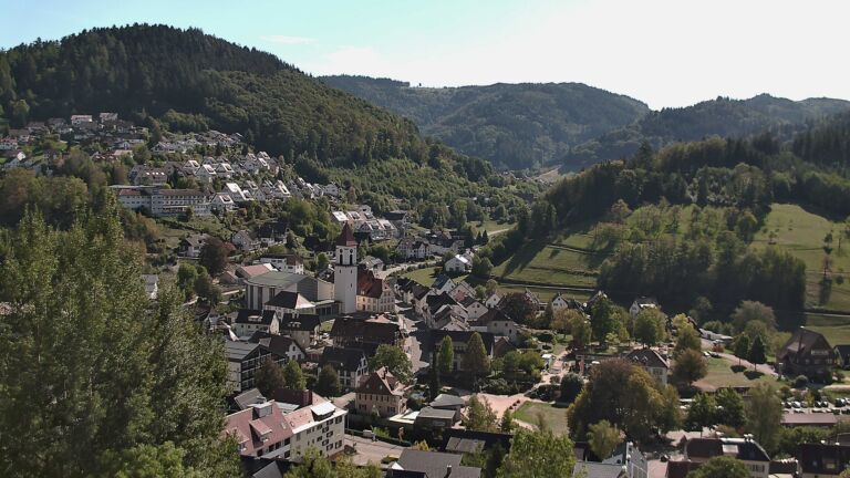 Dieses Bild zeigt eine Webcam-Aufnahme von Ottenhöfen, aufgenommen am Sonntag, den 27.09.2026 um 13:50 Uhr