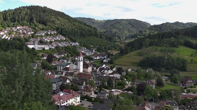 Dieses Bild zeigt eine Webcam-Aufnahme von Ottenhöfen, aufgenommen am Mittwoch, den 17.06.2026 um 18:10 Uhr