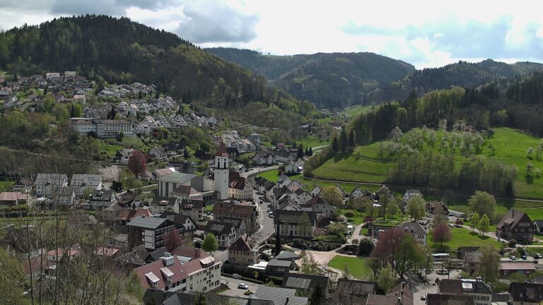 Dieses Bild zeigt eine Webcam-Aufnahme von Ottenhöfen, aufgenommen am Donnerstag, den 16.04.2026 um 13:40 Uhr