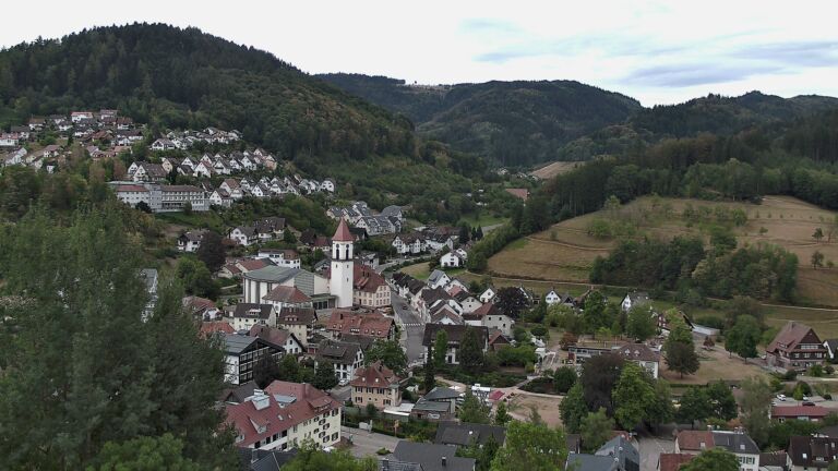 Dieses Bild zeigt eine Webcam-Aufnahme von Ottenhöfen, aufgenommen am Freitag, den 21.08.2026 um 18:00 Uhr