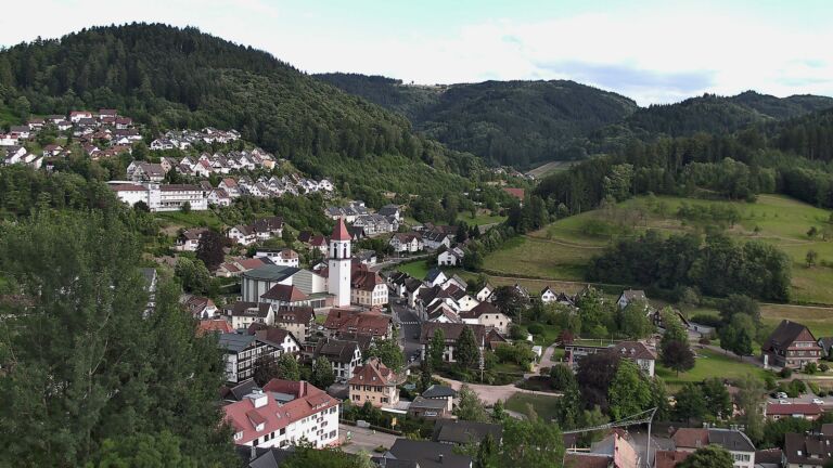 Dieses Bild zeigt eine Webcam-Aufnahme von Ottenhöfen, aufgenommen am Donnerstag, den 02.07.2026 um 19:10 Uhr