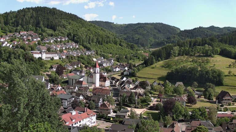 Dieses Bild zeigt eine Webcam-Aufnahme von Ottenhöfen, aufgenommen am Freitag, den 29.05.2026 um 17:20 Uhr