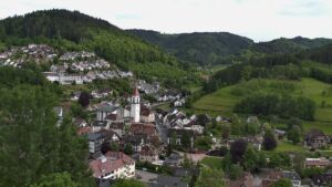 Dieses Bild zeigt eine Webcam-Aufnahme von Ottenhöfen, aufgenommen am Montag, den 18.05.2026 um 18:00 Uhr