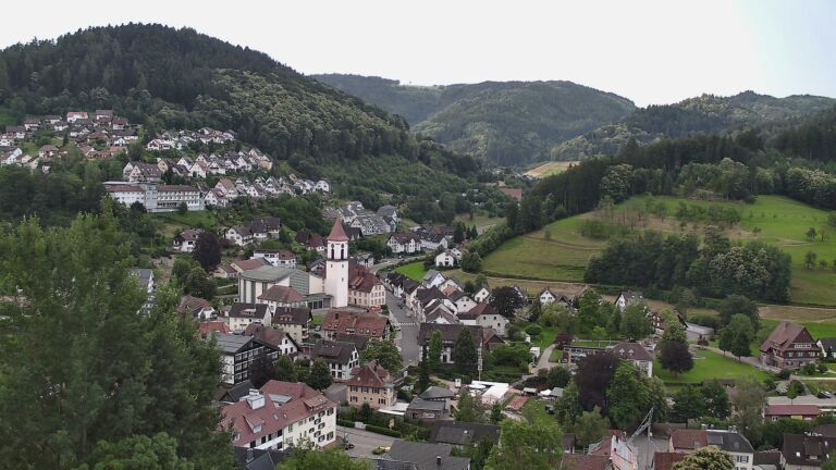 Dieses Bild zeigt eine Webcam-Aufnahme von Ottenhöfen, aufgenommen am Sonntag, den 21.06.2026 um 07:10 Uhr