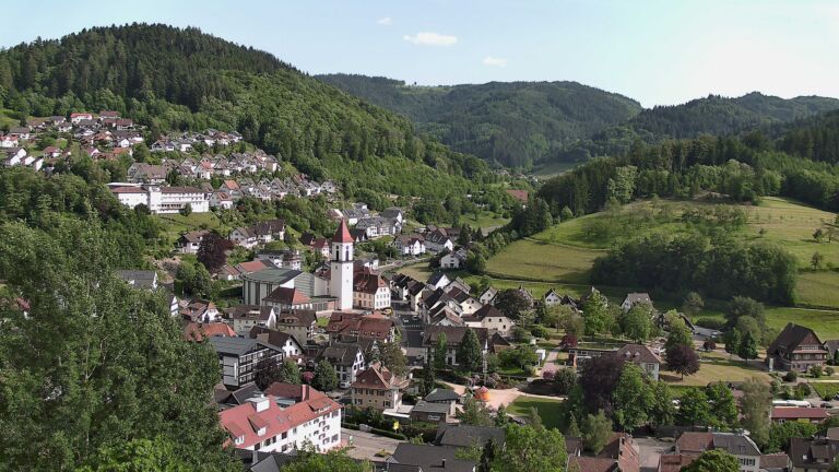 Dieses Bild zeigt eine Webcam-Aufnahme von Ottenhöfen, aufgenommen am Sonntag, den 24.05.2026 um 17:30 Uhr