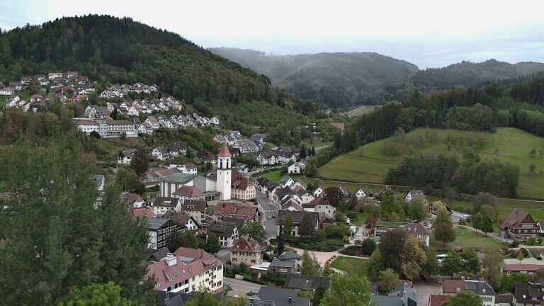 Dieses Bild zeigt eine Webcam-Aufnahme von Ottenhöfen, aufgenommen am Dienstag, den 13.10.2026 um 17:30 Uhr