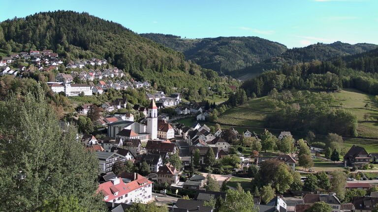Dieses Bild zeigt eine Webcam-Aufnahme von Ottenhöfen, aufgenommen am Dienstag, den 15.09.2026 um 17:30 Uhr