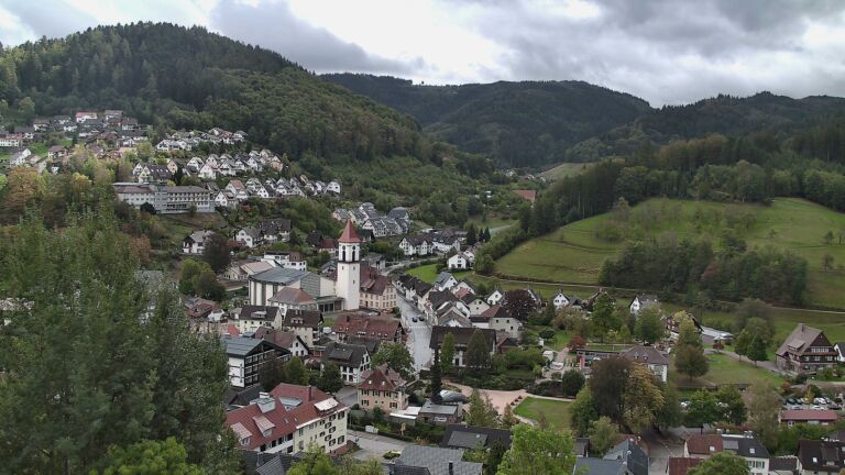 Dieses Bild zeigt eine Webcam-Aufnahme von Ottenhöfen, aufgenommen am Sonntag, den 11.10.2026 um 13:30 Uhr