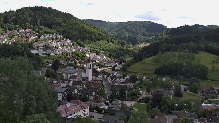 Dieses Bild zeigt eine Webcam-Aufnahme von Ottenhöfen, aufgenommen am Montag, den 01.06.2026 um 15:10 Uhr