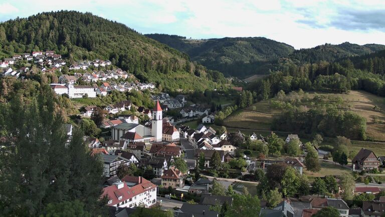 Dieses Bild zeigt eine Webcam-Aufnahme von Ottenhöfen, aufgenommen am Freitag, den 28.08.2026 um 19:00 Uhr