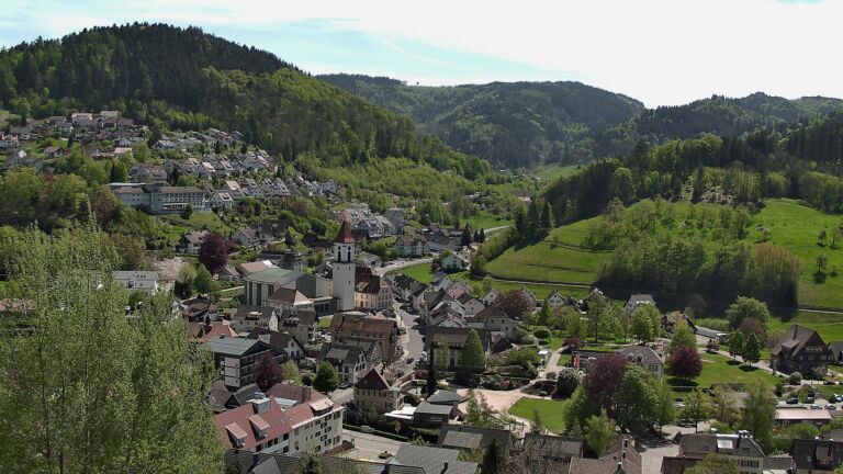 Dieses Bild zeigt eine Webcam-Aufnahme von Ottenhöfen, aufgenommen am Sonntag, den 26.04.2026 um 14:00 Uhr